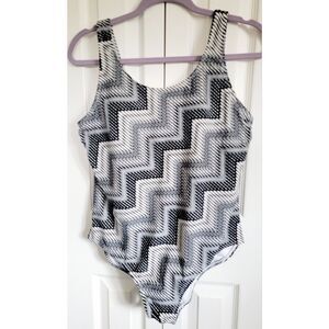 Brand Unknown 12/14‎ One-Piece Black and White Swimsuit Padded Cups Stretch Vtg